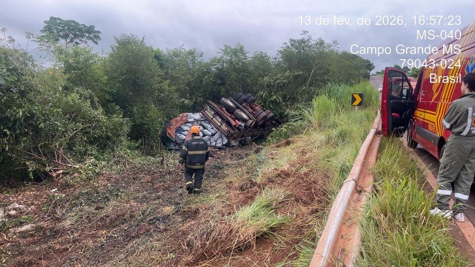 Tragédia na MS-040: motorista de caminhão morre preso às ferragens Tragédia na MS-040: motorista de caminhão morre preso às ferragens
