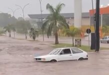 (Vídeo) Chuva forte provoca alagamentos e deixa carro ilhado no centro de Caarapó