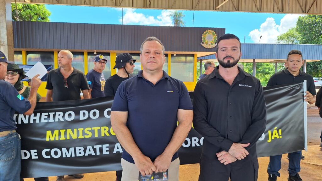 PRFs e Policiais Penais Federais protestam na BR-262 por criação de fundo contra o crime