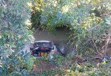 MS: 'Foi feio o negócio!' carro cai em ribanceira e é entrado em córrego