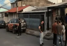 Vizinha sente odor forte e descobre cadáver sobre a cama em casa