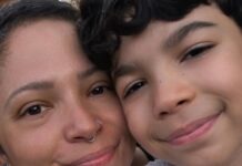 Mãe e filho morrem atropelados por ônibus após caírem de moto elétrica