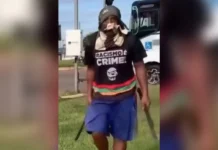 Ambulante é ameaçado por artista de rua com facões e leva soco na cara