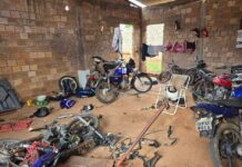 Dupla de menores e homem furtam moto de pátio do Detran e são preso em MS