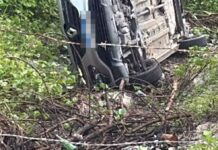 Suspeitos de cometer homicídios são perseguidos pela polícia, capotam carro e fogem pela mata