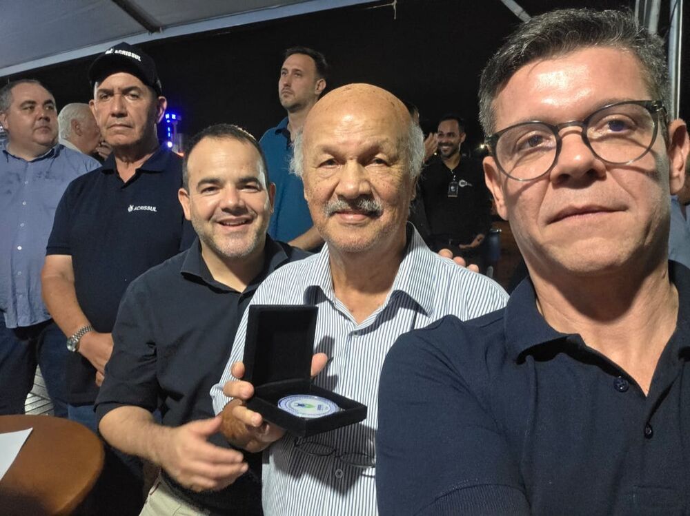 Walter Carneiro recebe Medalha da Acrissul por serviços à raça Nelore 