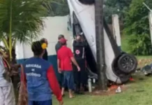 Carro sai da pista, bate em muto e deixa vítima fatal 