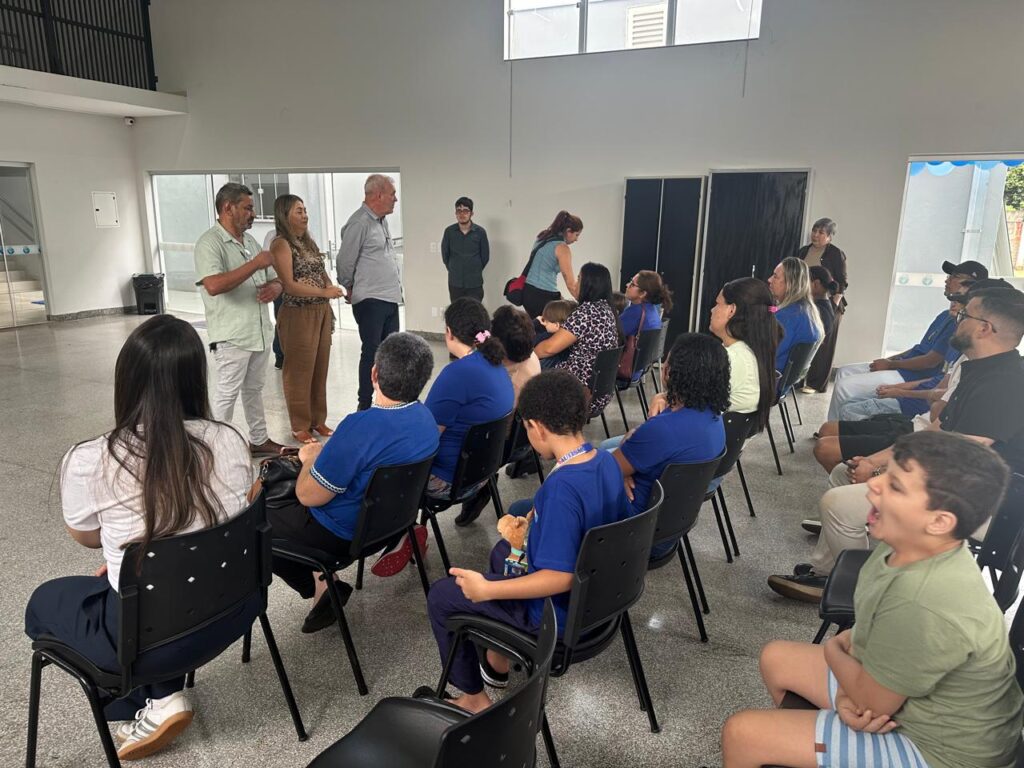 Com pais, alunos e diretores, Geraldo inaugura piscina da Associação dos Autistas