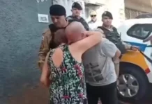 Condenado por ato de 8/1 chora e pede abraço da mãe ao ser preso