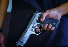 Mesmo baleado, homem saca arma e abre fogo contra multidão 