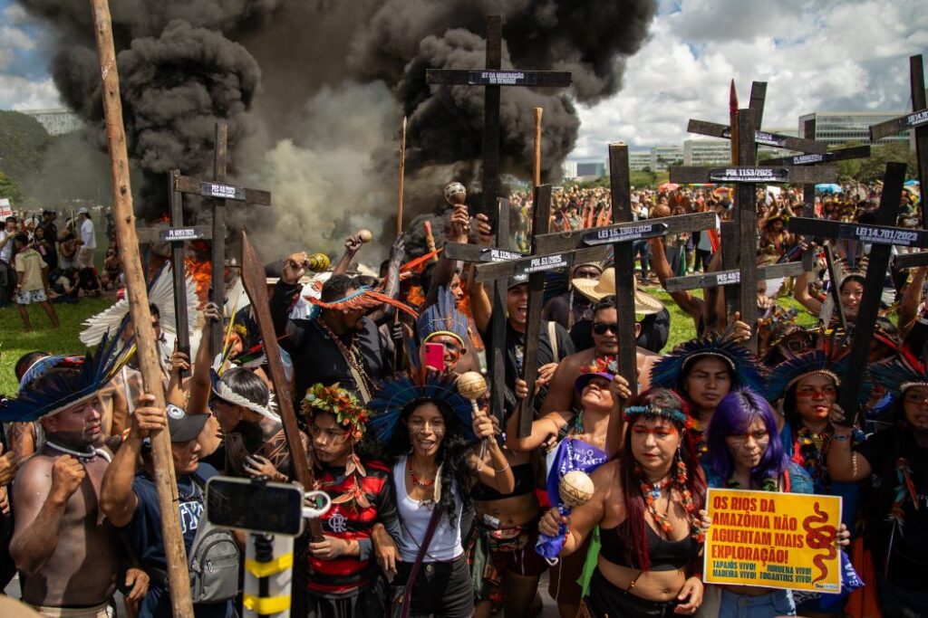Em marcha, povos indígenas confrontam Congresso: os territórios indígenas não estão à venda