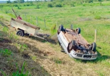 Excesso de carga em carretinha pode ter causado capotamento na MS-395