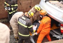MS: técnica de enfermagem cai com carro em córrego após sair de plantão