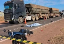 Mulher morre em acidente entre moto e carreta; criança de 5 anos fica gravemente ferida