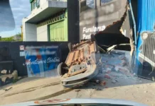 Carro em alta velocidade capota e invade oficina mecânica 