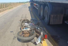 Homem morre ao colidir moto na traseira de carreta; mulher e criança ficam feridas