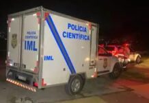 Homem é encontrado morto com mais de 40 facadas em frente a residência