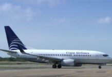 Casal é detido seminú em seus assentos após tentar fazer sexo dentro de avião