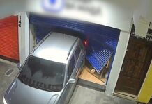 Ladrões usaram um carro para arrombar loja