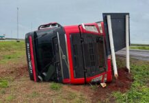 Motorista sofre apenas ferimentos leves após tombamento de carreta em Maracaju