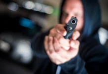 Tatuador tem casa invadida e é executado a tiros; suspeitos fizeram chamada de vídeo com celular da vítima