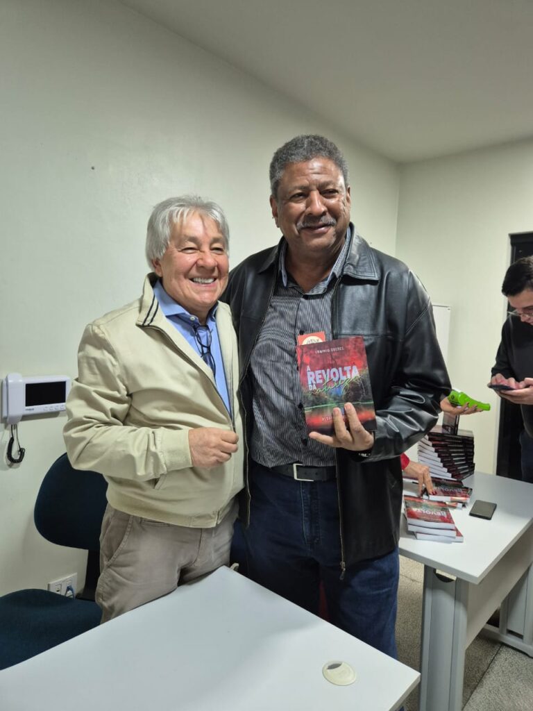 Veja álbum de fotos do lançamento do livro 'A Revolta da Natureza', de Ermínio Guedes Veja álbum de fotos do lançamento do livro 'A Revolta da Natureza', de Ermínio Guedes