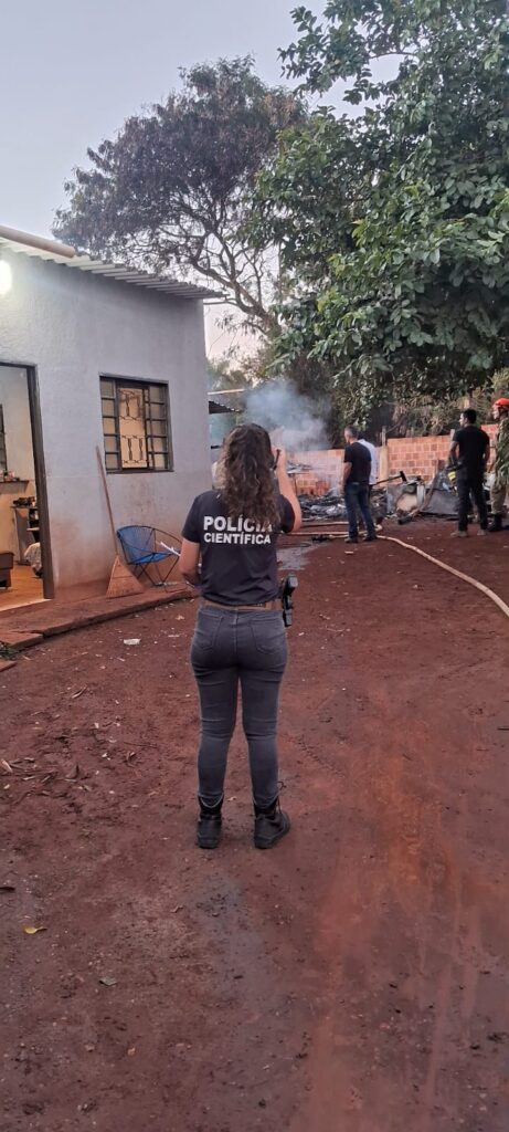Corpo é localizado após incêndio atingir casa na Vila São Braz, em Dourados Corpo é localizado após incêndio atingir casa na Vila São Braz, em Dourados