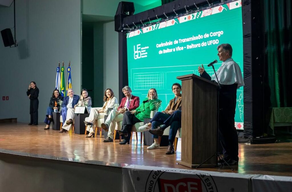Etienne Biasotto e Danielle Marques Vilela tomam posse na Reitoria da UFGD
