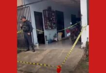 Homem é morto a tiros enquanto consertava motocicleta e suspeito também acaba baleado 