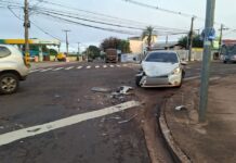 MS: carro fica completamente destruído após colidir com caminhão