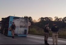 Ônibus tomba em na BR-040 e deixa 16 feridos