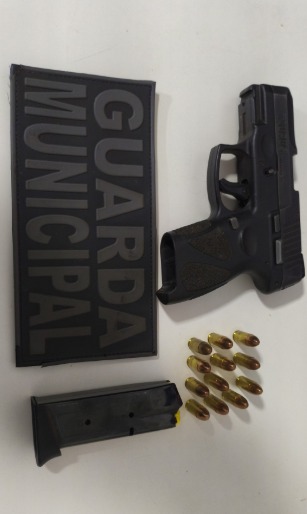 GM de Dourados apreende mais de 7 toneladas de ração, arma de fogo e balança de precisão