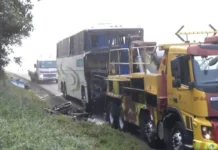 Motorista morre em acidente com ônibus que levava comerciantes ao Brás