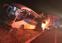 Mãe e filho de 5 anos morrem em acidente com ônibus na rodovia