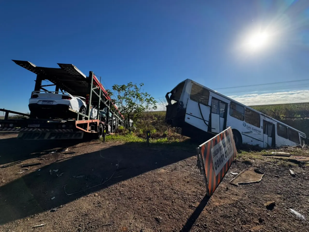 BR-163: após batida com cegonha, ônibus para em ribanceira; confira as imagens BR-163: após batida com cegonha, ônibus para em ribanceira; confira as imagens
