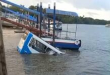 Ônibus com trabalhadores cai dentro de rio
