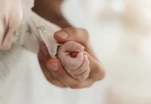 Bebê é achado dentro de lixeira em banheiro feminino de hospital