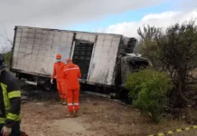 Acidente entre caminhão e van de pacientes deixa ao menos sete mortos