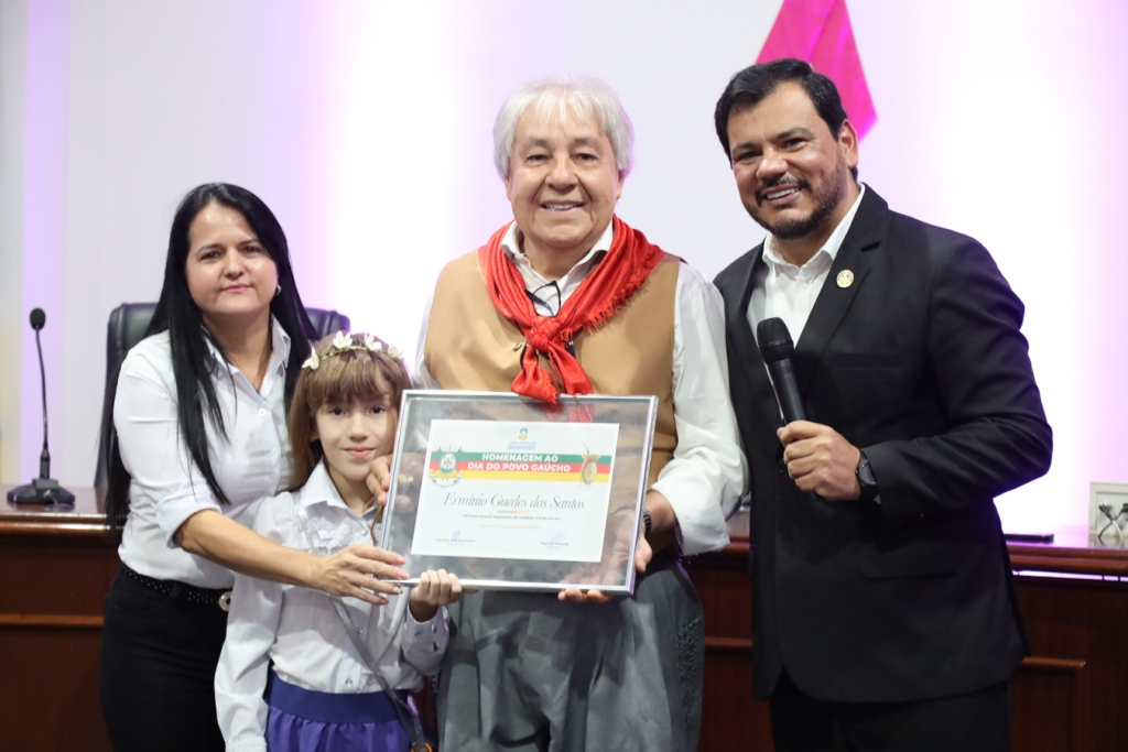 Dia do Gaúcho: Erminio recebe homenagem de Marcelo Mourão e a dedica a Cláudio Xavier Dia do Gaúcho: Erminio recebe homenagem de Marcelo Mourão e a dedica a Cláudio Xavier