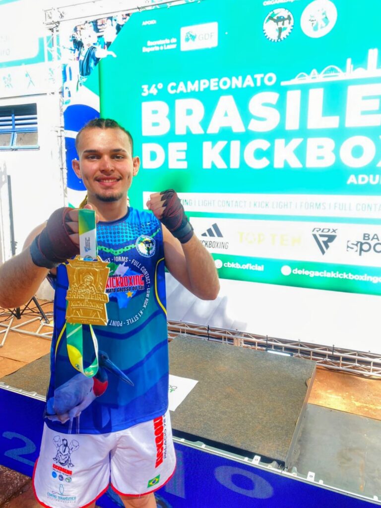 Lucas Palacio Galhardo, atleta douradense, é exemplo de superação entre o karatê e o kickboxing