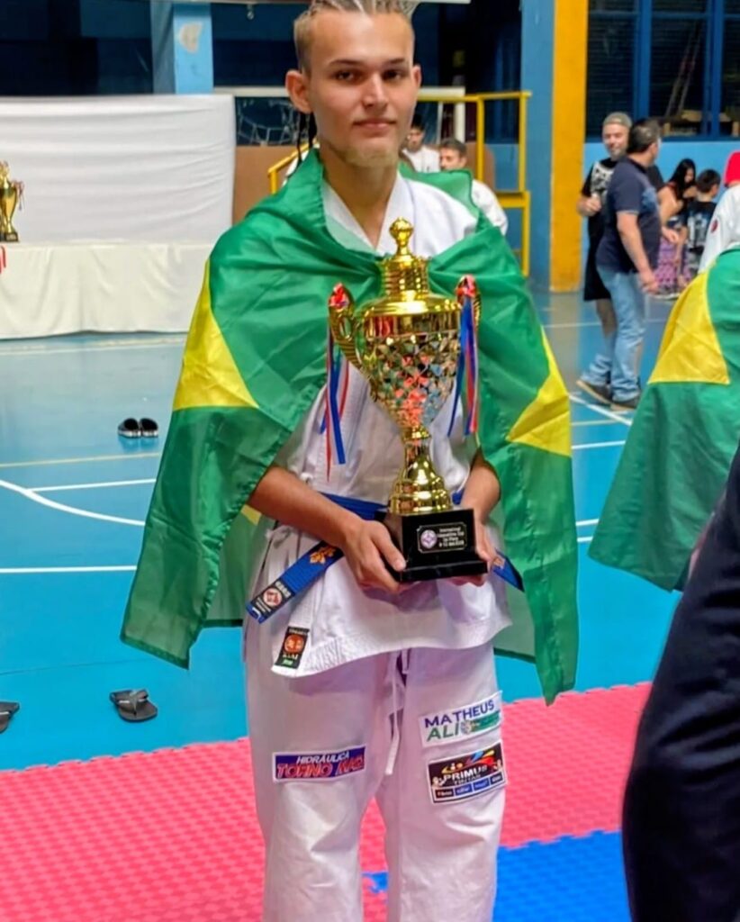 Lucas Palacio Galhardo, atleta douradense, é exemplo de superação entre o karatê e o kickboxing