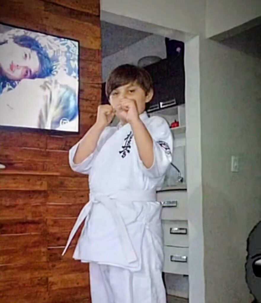 Lucas Palacio Galhardo, atleta douradense, é exemplo de superação entre o karatê e o kickboxing