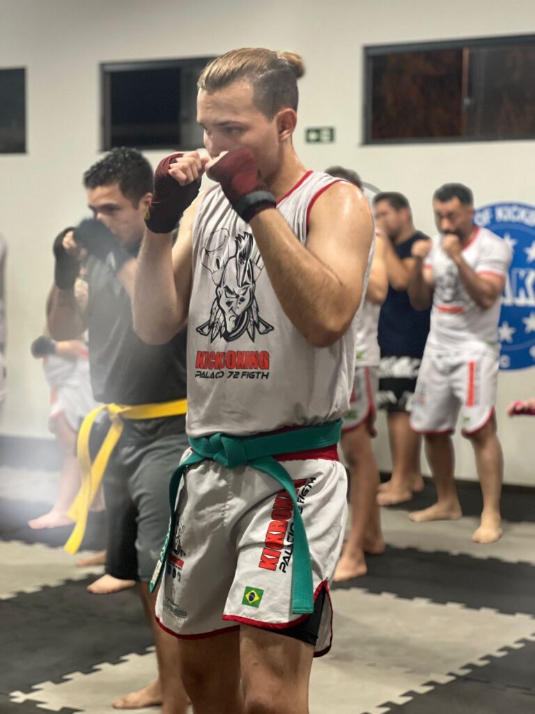 Lucas Palacio Galhardo, atleta douradense, é exemplo de superação entre o karatê e o kickboxing