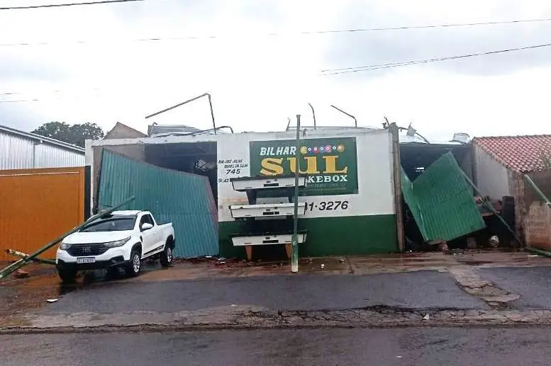 Amambai: tempestade derruba árvores, destelha imóveis e deixa rastro de destruição Amambai: tempestade derruba árvores, destelha imóveis e deixa rastro de destruição