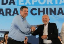 Governador Eduardo Riedel cumprimenta presidente Lula pela reeleição