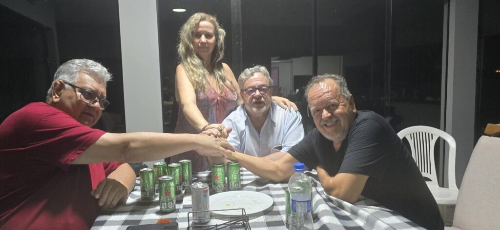 Confraternização: Ricardo Ojeda reúne amigos da imprensa na residência do casal Coca