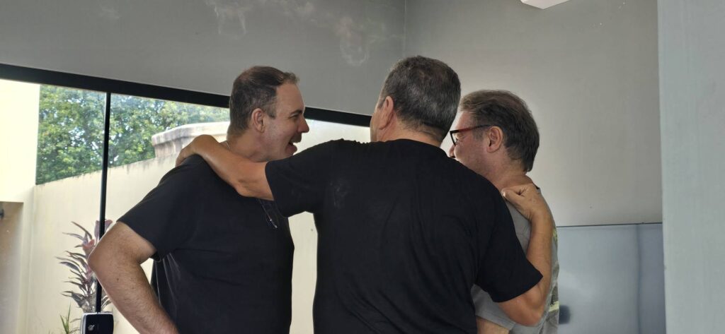 Confraternização: Ricardo Ojeda reúne amigos da imprensa na residência do casal Coca