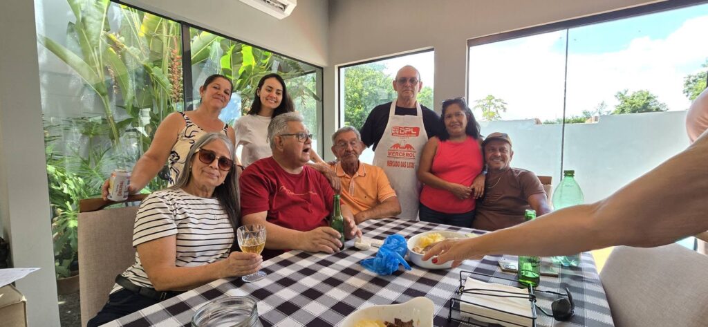 Confraternização: Ricardo Ojeda reúne amigos da imprensa na residência do casal Coca