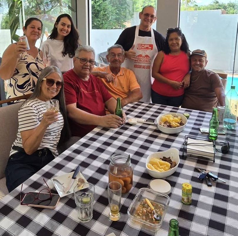 Confraternização: Ricardo Ojeda reúne amigos da imprensa na residência do casal Coca