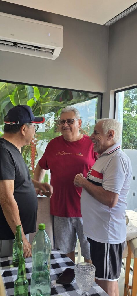 Confraternização: Ricardo Ojeda reúne amigos da imprensa na residência do casal Coca